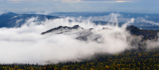 Утренний густой туман в горах Урала
