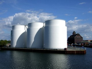 Tanks am Westhafenkanal