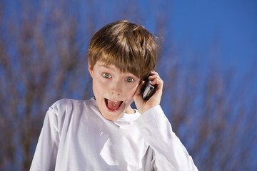 fröhlicher Junge mit Mobiltelefon