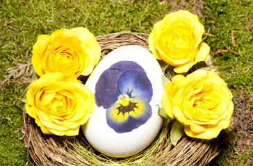 Osternest mit Blumen