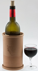 bouteille dans brique à vin en terre cuite et verre de vin