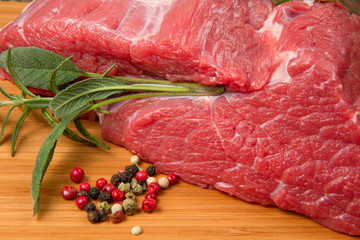 pezzo di manzo su tagliere