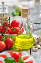 Tomaten-Mozzarella-Salat und Olivenöl