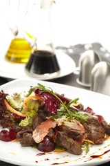 Beef with grapefruit and rucola salad