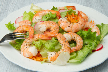 insalata di gamberi su letto d'insalata