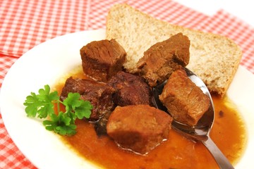 Gullasch mit Brot