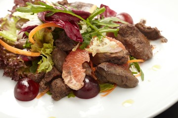 Beef with grapefruit and rucola salad