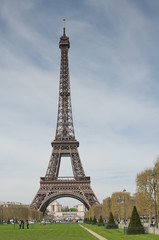 Fototapeta na wymiar View of the Eiffel tower on a cloudy day