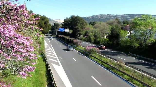 Autoroute aux couleurs printani&egrave;res
