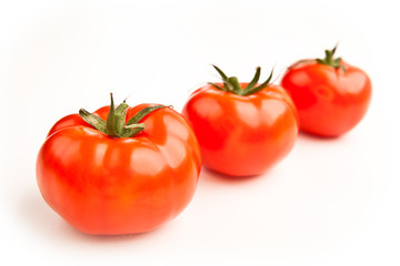 Drei Tomaten in einer Reihe