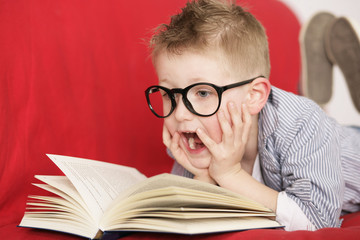 Junge beim lesen
