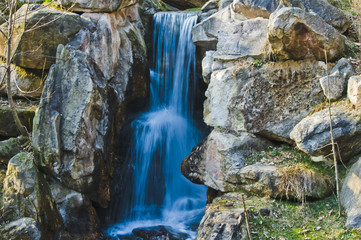 Fototapeta na wymiar Wasserfall im Alpenzoo