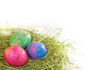 Bunte Ostereier im Nest