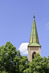 Kirchturm mit Mosaikdach