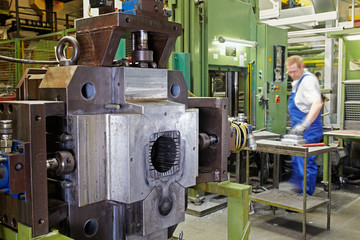 pressure die casting mold and skilled worker