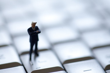 キーボードの上のビジネスマン