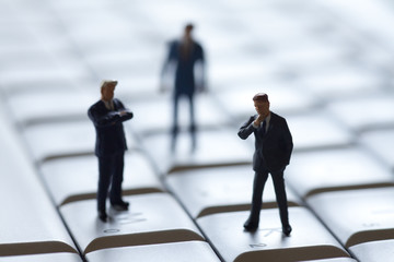 キーボードの上のビジネスマン