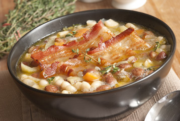 Tuscan soup with beans and crispy bacon