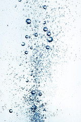 aufsteigende Luftblasen in Wasser - obrazy, fototapety, plakaty