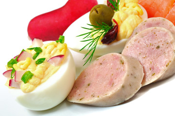 polskie śniadanie wielkanocne jajka faszerowane, biała kiełbasa