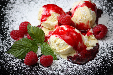 Vanilleeis mit Himbeeren 1