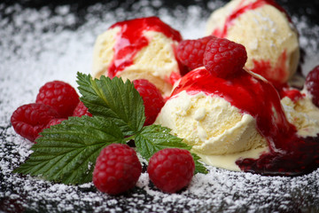 Vanilleeis mit Himbeeren