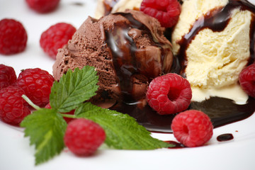 Schokoeis mit Himbeeren