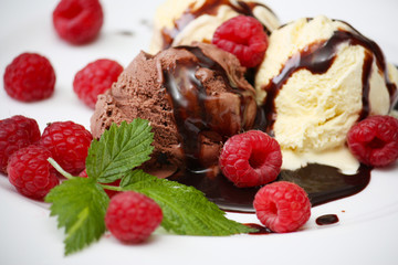 Vanille- u. Schokoeis mit Himbeeren 1