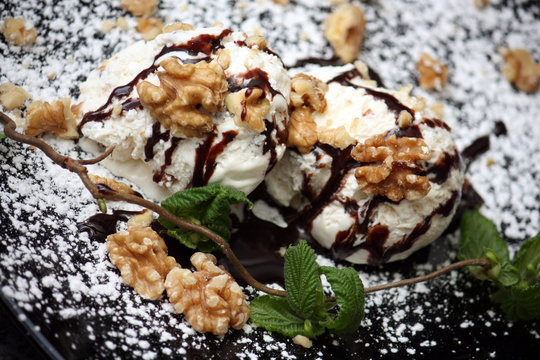 Nuss-Eis mit Waln&uuml;ssen