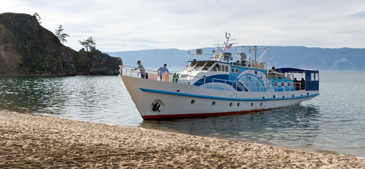 Прогулочный катер на озере Байкал. © mvi690