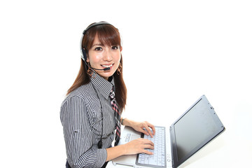 パソコンで仕事中の笑顔のオペレーター