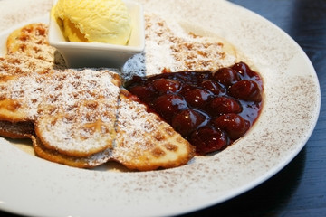 Waffeln mit Kirschen