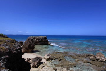 Fototapeta na wymiar コマカ島の澄んだ海と紺碧の空