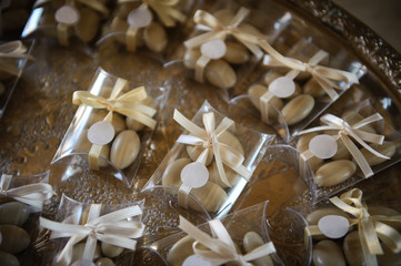 Bomboniere con confetti bianchi