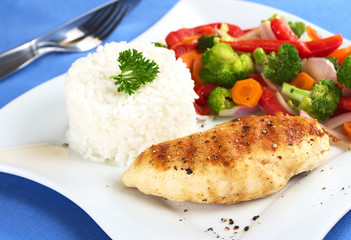 Fried chicken breast with pepper, vegetables and rice