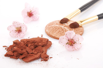 Fototapeta na wymiar brown powder for makeup and flowers