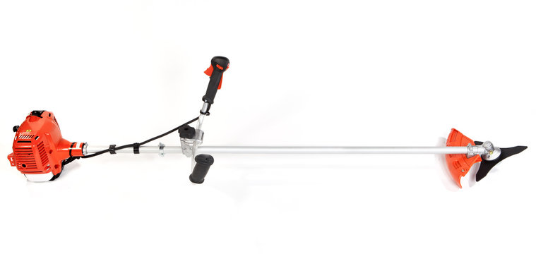 debroussailleuse sur fond blanc