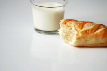 Milchbrötchen angebissen