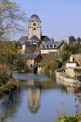 Rivière la Sarthe et l'église Notre Dame d'Alençon © Christian Musat