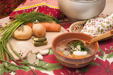 Русское национальное блюдо- рассольник с куриными потрохами