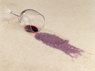 Rotweinfleck auf Teppich