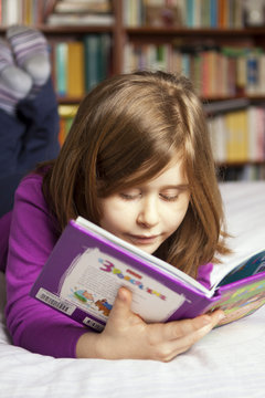 Bambina che legge