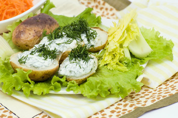 Запеченный картофель со сметанно-чесночным.соусом и укропом