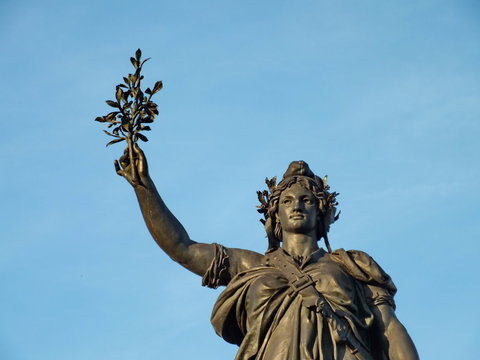 Marainne tenant un rameau d'olivier. R&eacute;publique, Paris.