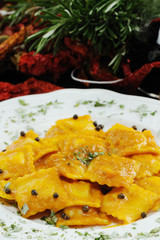 ravioli al tartufo nero con salsa di zucca rossa