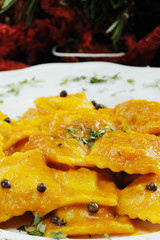 ravioli al tartufo nero con salsa di zucca rossa
