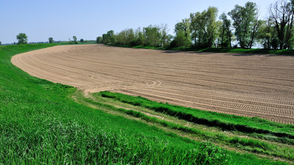 Campo arato in Pianura Padana, Italia