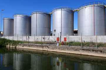 Serbatoi di combustibile lungo la Martesana presso Milano
