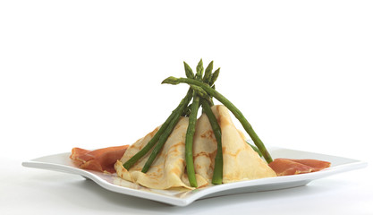 Crepes and asparagus tipi with ham on the sides © Ildi