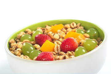 Fruit salad with puffed wheat cereal